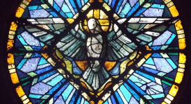 L'Esprit saint, ici représenté sur un vitrail de l'église Saint-Luc de Raon-L'Etape.